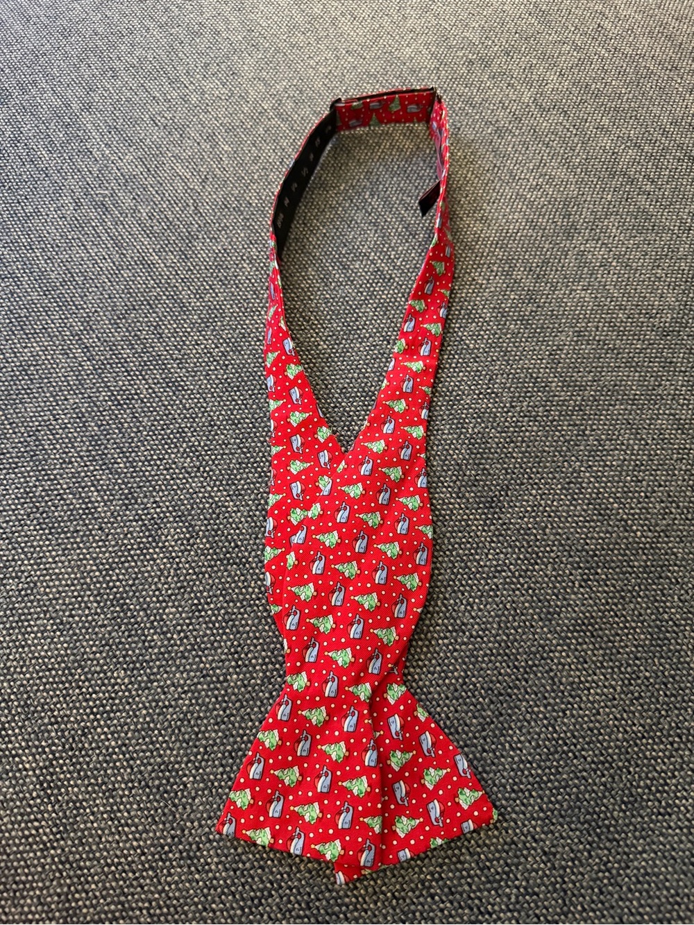 Vineyard Vines Christmas Santa Whale Red Silk Self-Tie Bow Tie USA